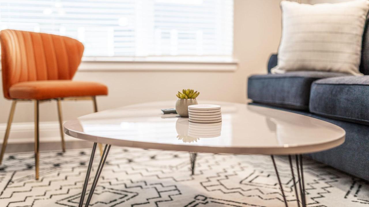 Апартаменты Upscale Modern Apts - Free Parking, Fast Wifi, Courtyard Остин Экстерьер фото