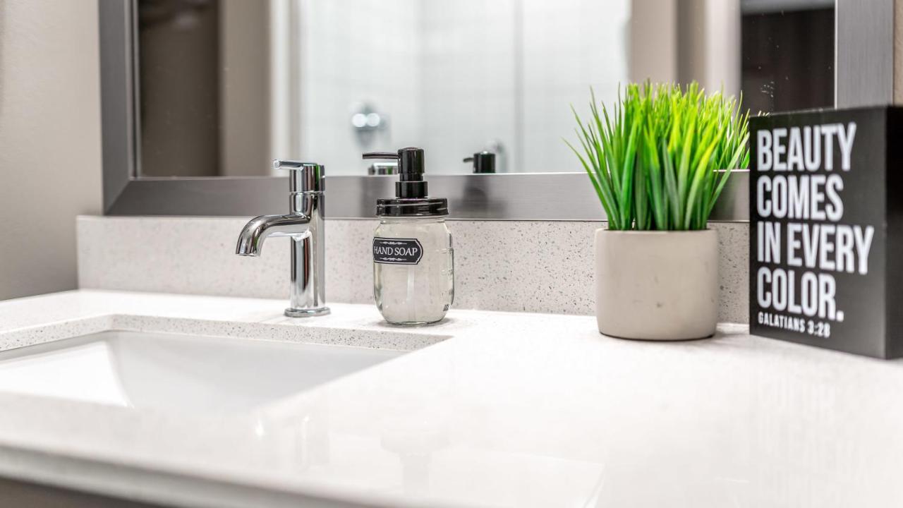 Апартаменты Upscale Modern Apts - Free Parking, Fast Wifi, Courtyard Остин Экстерьер фото